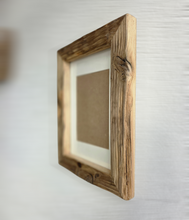 Bilderrahmen aus Altholz – B2245 Handgefertigt aus alter Gerüstbohle | Vintage Holzrahmen mit Glasfront & Passepartout